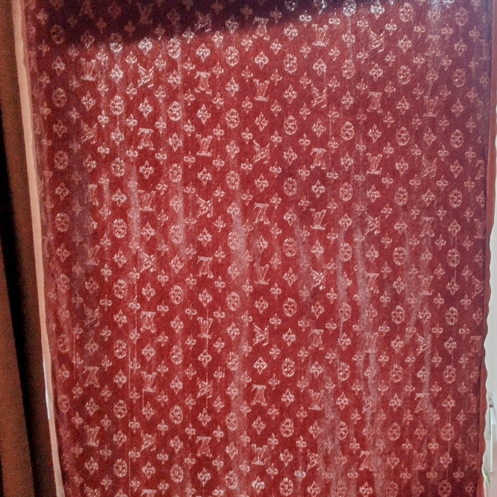 Louis Vuitton Monogram Classic Wool Silk Shawl - Picture 5 of 7